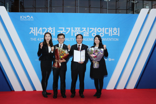 문홍량 한전KDN 단장(오른쪽에서 두 번째)과 신수행 한전KDN 품질경영팀장(왼쪽에서 두 번째)이 지난 23일 서울 삼성동 코엑스에서 열린 제42회 국가품질경영대회에서 수상자로 선정된 뒤 기념촬영을 하고 있다. 한전KDN 제공